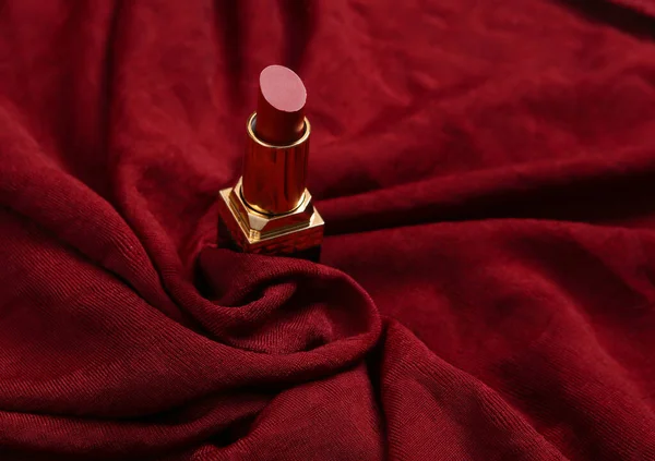 Batons Sobre Fundo Seda Vermelha Beleza Moda Ainda Vida — Fotografia de Stock