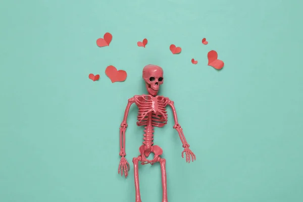 Rosa Skelett Med Hjärtan Blå Bakgrund Romantisk Kärleksscen Ovanifrån — Stockfoto