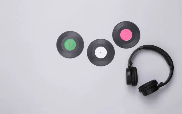 Stereo Koptelefoon Met Vinyl Platen Een Grijze Achtergrond Bovenaanzicht Vlakke — Stockfoto
