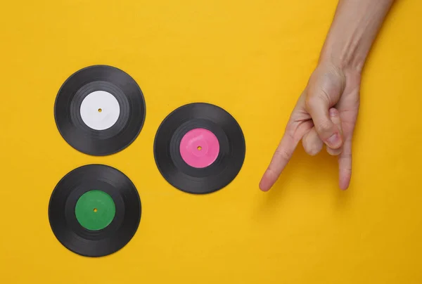 Grabaciones Vinilo Mano Mostrando Gesto Rock Sobre Fondo Amarillo Vista —  Fotos de Stock