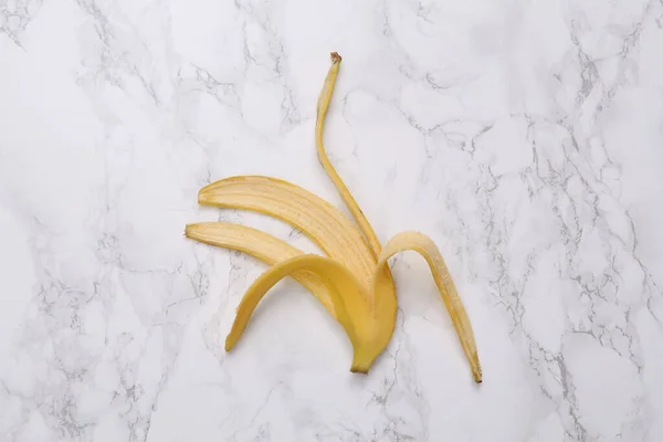 Casca Banana Superfície Mármore — Fotografia de Stock