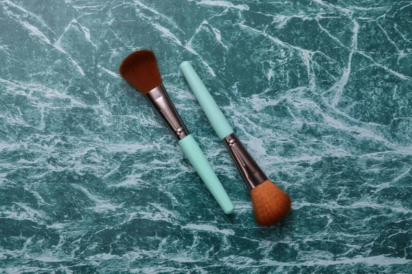 Mavi Mermer Yüzeyde Makyaj Fırçaları Güzellik Ürünleri — Stok fotoğraf