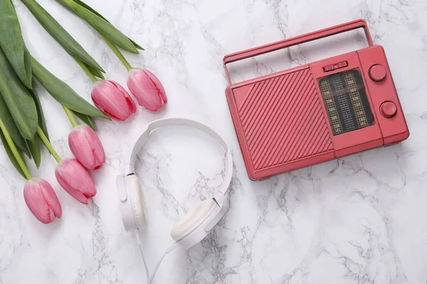 Różowe Tulipany Słuchawkami Radio Białej Marmurowej Powierzchni Romantyczny Muzyka Koncepcja — Zdjęcie stockowe
