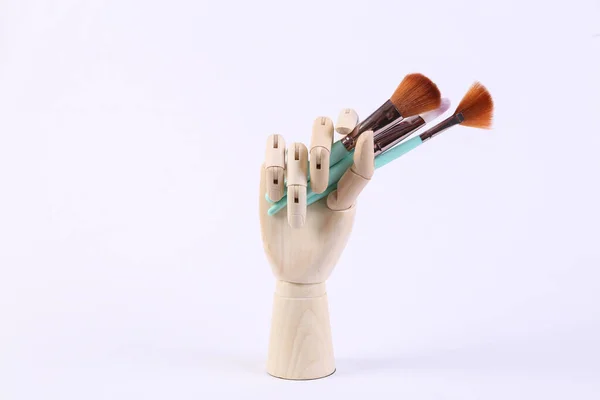 Mão Madeira Segura Pincéis Maquiagem Fundo Branco Beleza Ainda Vida — Fotografia de Stock