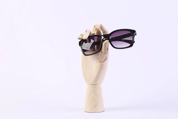 Drewniane Ręce Trzymające Okulary Przeciwsłoneczne Białym Tle — Zdjęcie stockowe