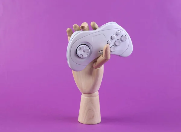 Gamepad Legno Con Mano Sfondo Viola — Foto Stock