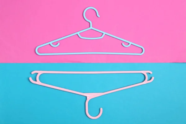 Kunststoffbügel Auf Blaurosa Hintergrund Modedesign Flach Lag Ansicht Von Oben — Stockfoto