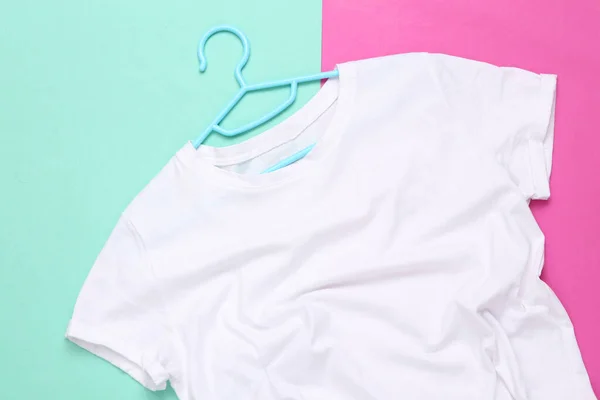 Cabide Com Camiseta Branca Sobre Fundo Azul Rosa Vista Superior — Fotografia de Stock