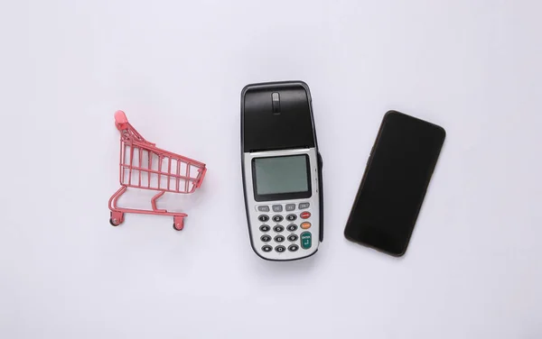 Terminal Pagamento Smartphone Carrinho Compras Fundo Branco Layout Compras — Fotografia de Stock