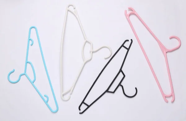 Veel Plastic Hangers Een Witte Achtergrond Bovenaanzicht — Stockfoto