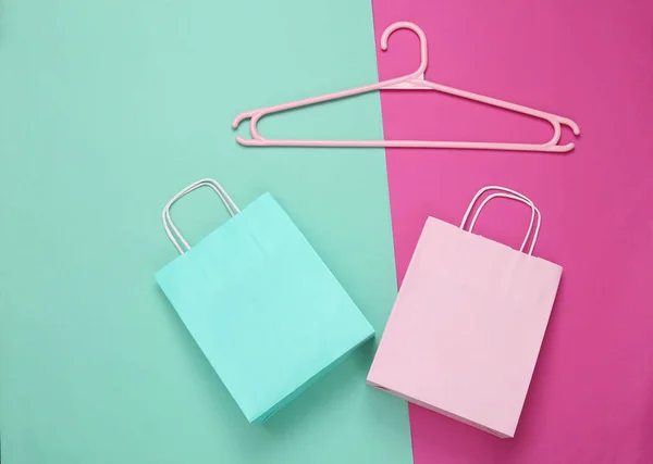 Hanger Papír Bevásárló Csomag Rózsaszín Kék Háttérrel Első Látásra Minimalizmus — Stock Fotó