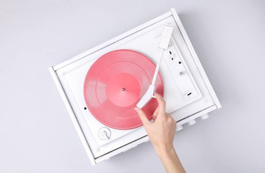 DJ Turntable, El Yerleştirme Tonearm Beyaz Vinil Plak 'ta. Müzik konsepti. Üst Görünüm