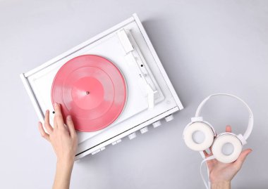DJ Turntable, El Yerleştirme Tonearm Beyaz Vinil Plak 'ta. Müzik konsepti. Üst Görünüm