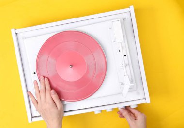 DJ Turntable, El Yerleştirme Tonearm Beyaz Vinil Plak 'ta. Müzik konsepti. Üst Görünüm