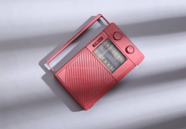 Gri arka planda pembe fm radyo ve son moda çizgili gölge. Minimalizm müzik konsepti. Yaratıcı yerleşim