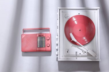 Beyaz vinil plak çalar ve gri arka planda fm radyo ve son moda çizgili gölge. Minimalizm müzik konsepti. Yaratıcı yerleşim