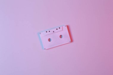 Pembe-mavi neon ışıklı beyaz ses kaseti. Minimalizm müzik konsepti 