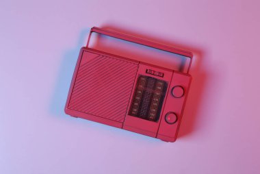 Pembe fm radyo pembe-mavi neon eğimli ışık. Minimalizm