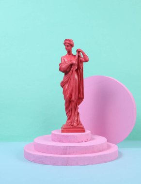 Kürsüdeki pembe antik tanrıça heykeli. Sanat kavramı. Moda Minimalizmi