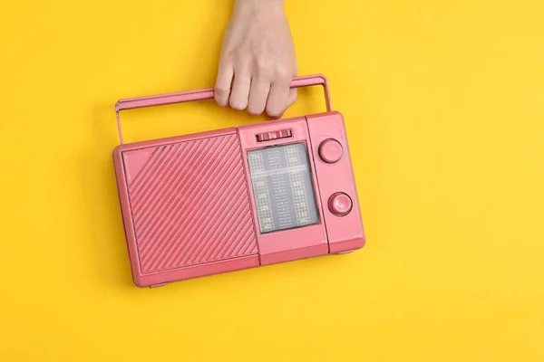 Sarı Arka Planda Pembe Radyo Alıcısı Tutan Bir Kadın Müzik — Stok fotoğraf