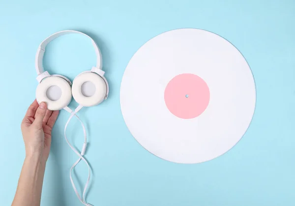 Mano Femenina Sostiene Auriculares Blancos Discos Vinilo Sobre Fondo Azul — Foto de Stock