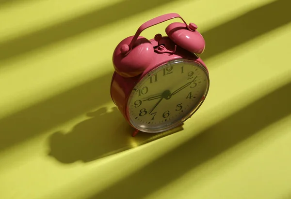 Reloj Despertador Sobre Fondo Verde Con Sombra Rayas Moda Minimalismo —  Fotos de Stock