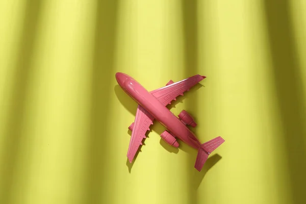 Avião Rosa Fundo Verde Com Sombra Listrada Moda Minimalismo Abstração — Fotografia de Stock