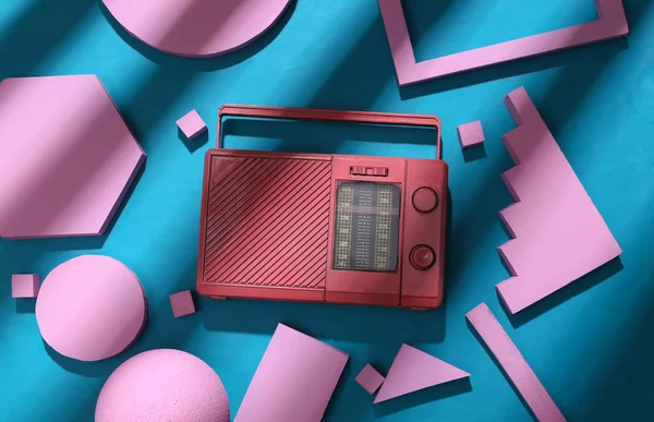 Roze Radio Met Geometrische Vormen Een Blauwe Achtergrond Met Trendy — Stockfoto