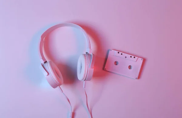 Weiße Kopfhörer Mit Audiokassette Rosa Blauem Neonlicht Minimalistisches Musikkonzept — Stockfoto