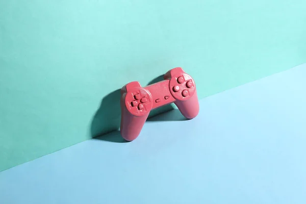 流行の影と青の背景にピンクのゲームパッド 創造的なレイアウト ミニマルな静物画 — ストック写真