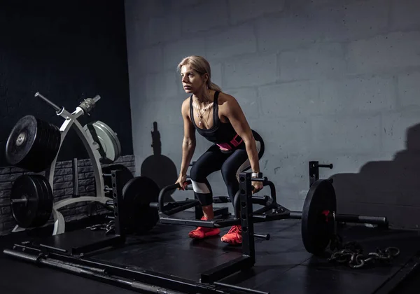 Spor Salonunda Ağırlıklarla Egzersiz Yapan Bir Kadın Fit Kadın Halterle — Stok fotoğraf