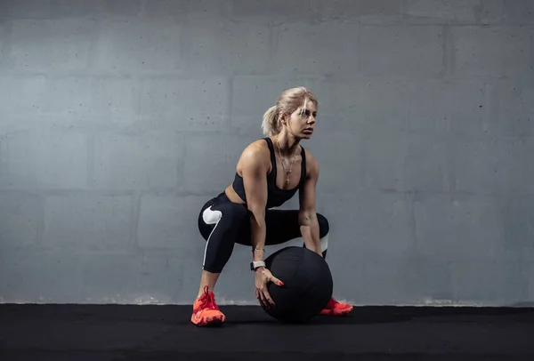 Esportista Fazendo Exercício Alongamento Com Bola Remédio Mulher Muscular Exercitando — Fotografia de Stock