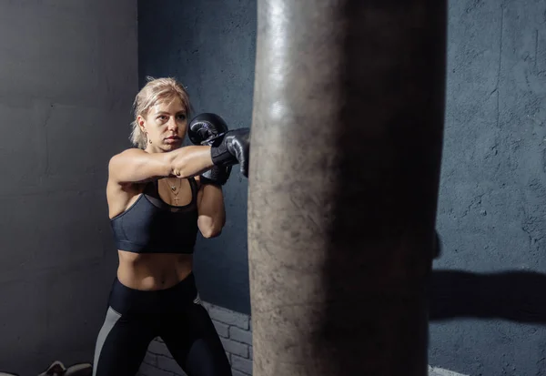 Mulher Boxe Treina Perfuração Com Saco Perfuração Estilo Vida — Fotografia de Stock