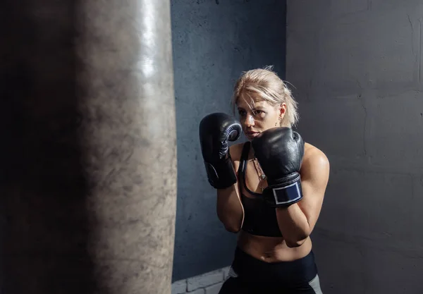女ボクシングはパンチングバッグでパンチを訓練します ライフスタイル — ストック写真