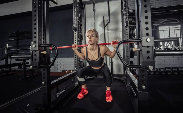 Spor Salonundaki Spor Salonundaki Kadın Halterle Çömeliyor Yaşam Tarzı Vücut — Stok fotoğraf