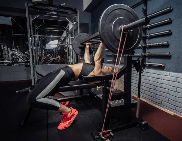 Formda Bir Kadın Modern Bir Spor Salonunda Bir Bankta Yatar — Stok fotoğraf