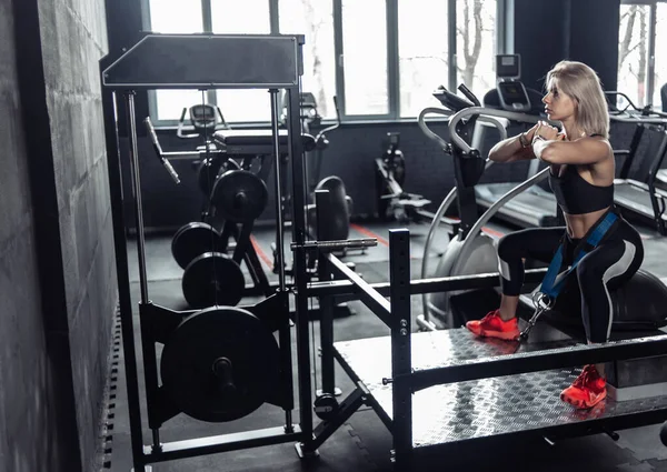 Formda Kadın Spor Salonundaki Egzersiz Makinesinde Çömelme Egzersizi Yapıyor Yaşam — Stok fotoğraf