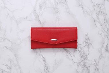 Mermer yüzeyde kırmızı deri cüzdan
