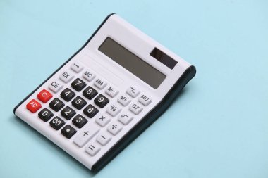 Mavi arkaplanda büyük beyaz hesap makinesi