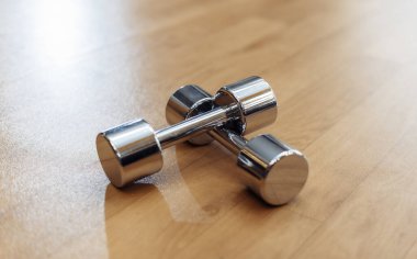 Katı metal dambıllar yere.