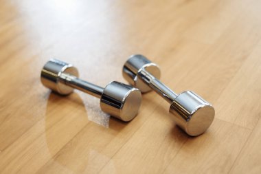 Katı metal dambıllar yere.