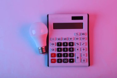 Pembe neon ışıklı ampullü hesap makinesi.