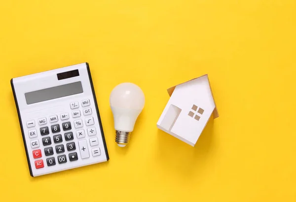 Rekenmachine Led Lamp Huis Gele Achtergrond Berekening Van Energiekosten Bovenaanzicht — Stockfoto