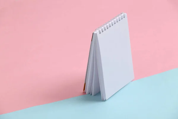 Notebook Staat Een Blauw Roze Pastelachtergrond Minimalisme — Stockfoto