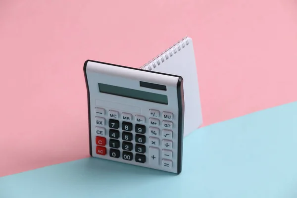 Notebook Kalkulačka Stojí Modrorůžovém Pastelovém Pozadí Minimalismus — Stock fotografie