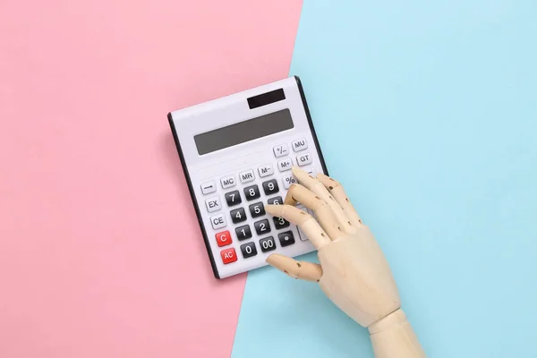Mano Madera Usando Calculadora Sobre Fondo Pastel Rosa Azul — Foto de Stock