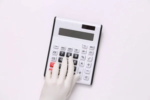 Maniquí Blanco Mano Usando Calculadora Sobre Fondo Gris —  Fotos de Stock