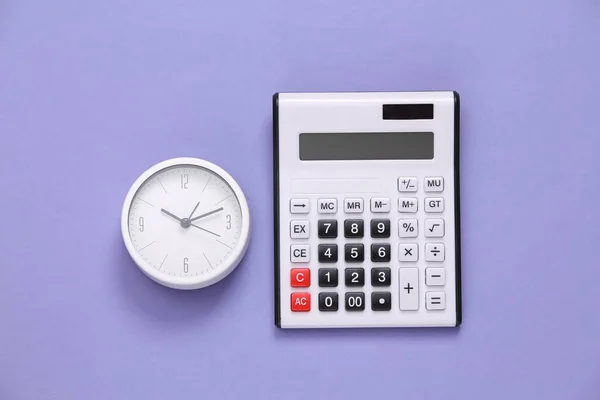 Calculadora Reloj Sobre Fondo Púrpura Vista Superior — Foto de Stock