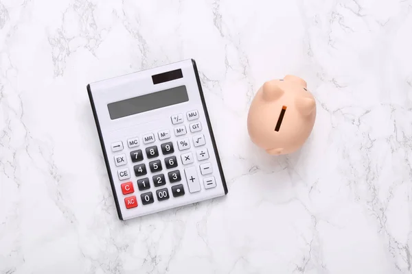 Calculadora Banco Porquinho Uma Superfície Mármore — Fotografia de Stock