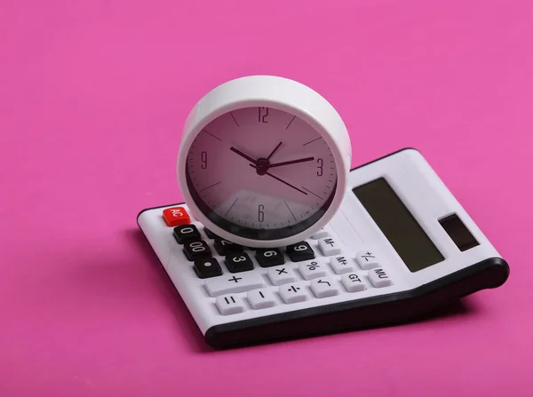 Calculator Klok Een Roze Achtergrond — Stockfoto